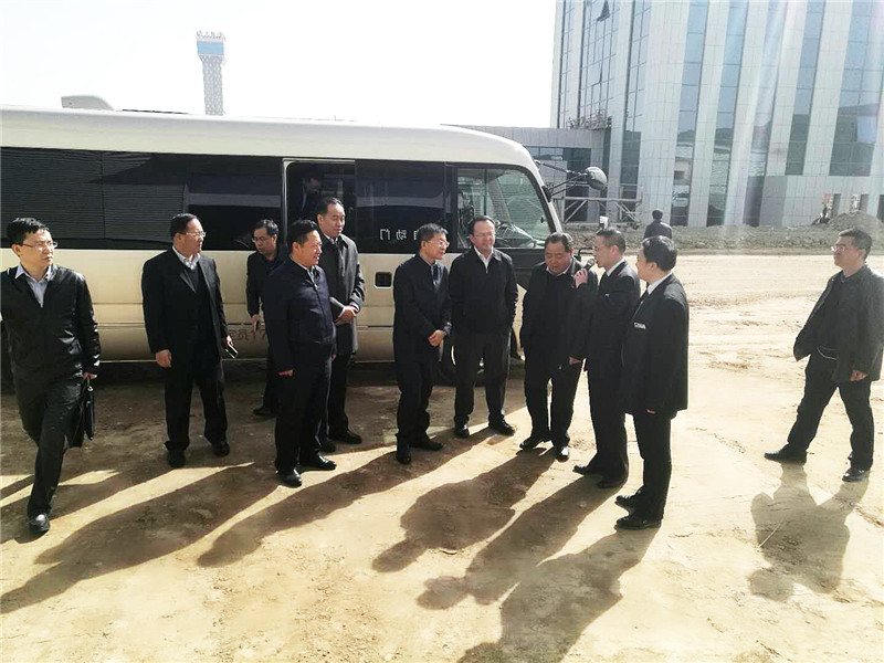 蘭州市委副書記、市長張偉文一行蒞臨新區(qū)“亞太伊士頓電梯”、“亞太澳泊智能車庫”、“亞太新能源汽車”
