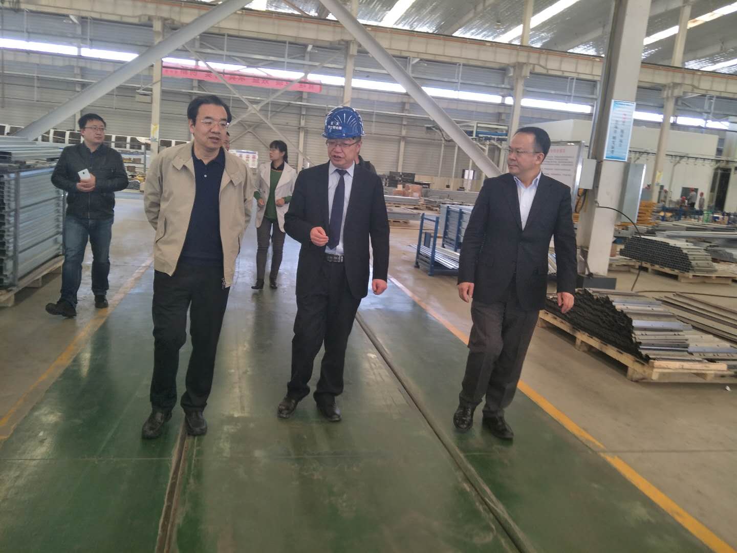 財政部駐甘專員辦事處黨組書記楊瑞金，蘭州市副市長牛向東一行參觀考察蘭州新區(qū)亞太伊士頓電梯廠